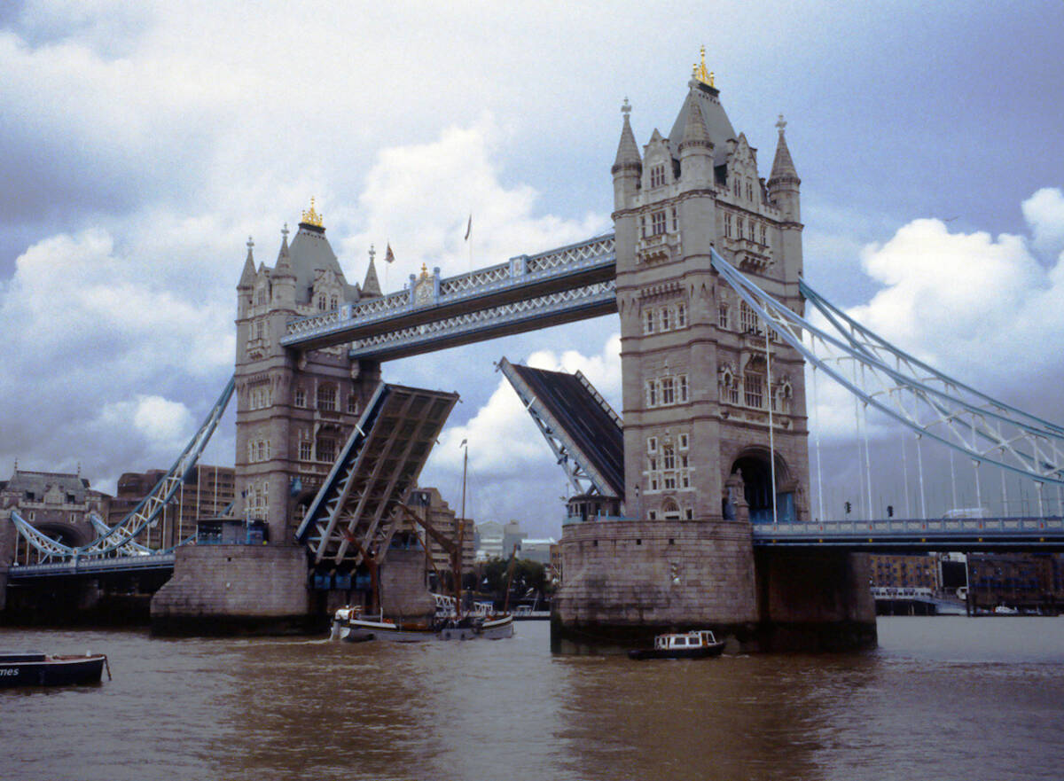 south bank tower bridge c | Learning languages online